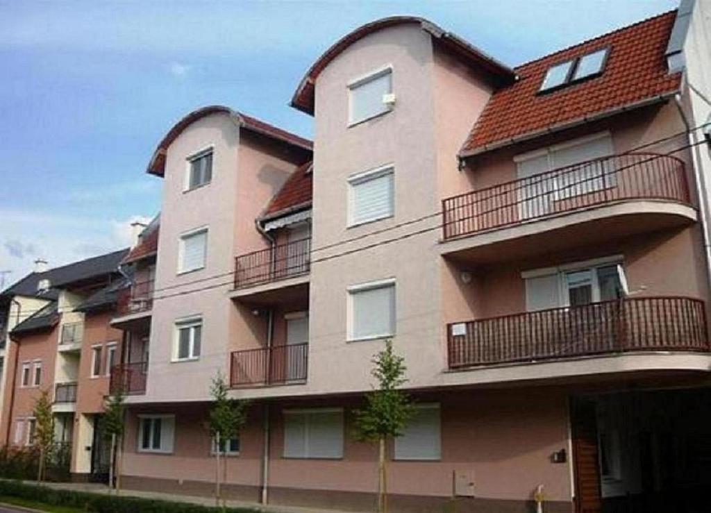 Апартаменты Major Street Apartman Хайдусобосло Экстерьер фото